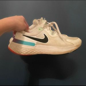 NIKE SNEAKERS SIZE 8.5!!!